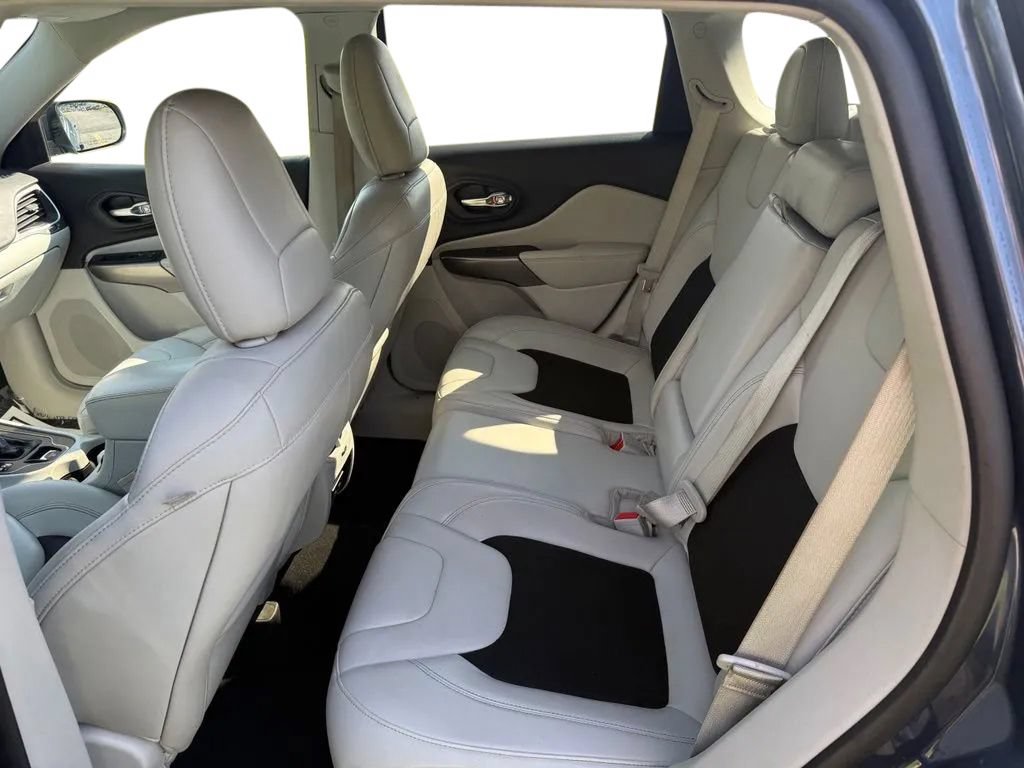Used 2020 Jeep Cherokee Latitude Plus AWD/4WD image 28