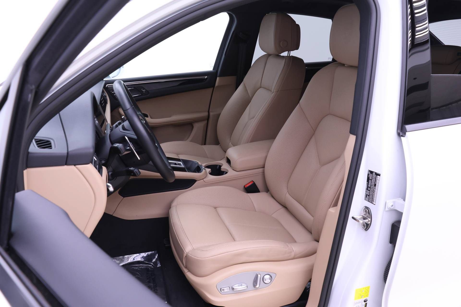 Used 2025 Porsche Macan AWD/4WD image 5