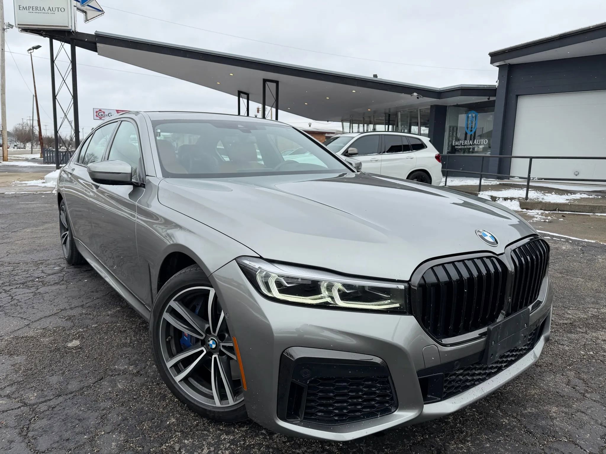 Used 2022 BMW 740i xDrive w/ M Sport Package image 3
