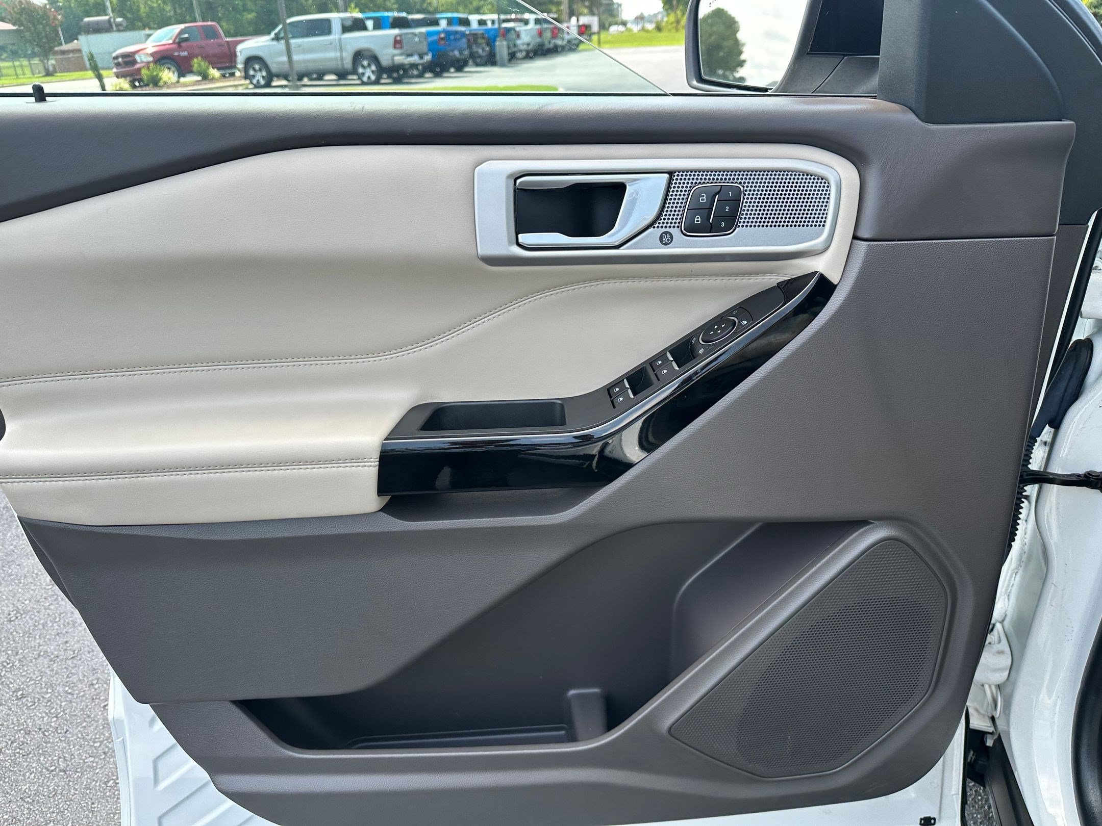 Used 2023 Ford Explorer Platinum AWD/4WD image 10
