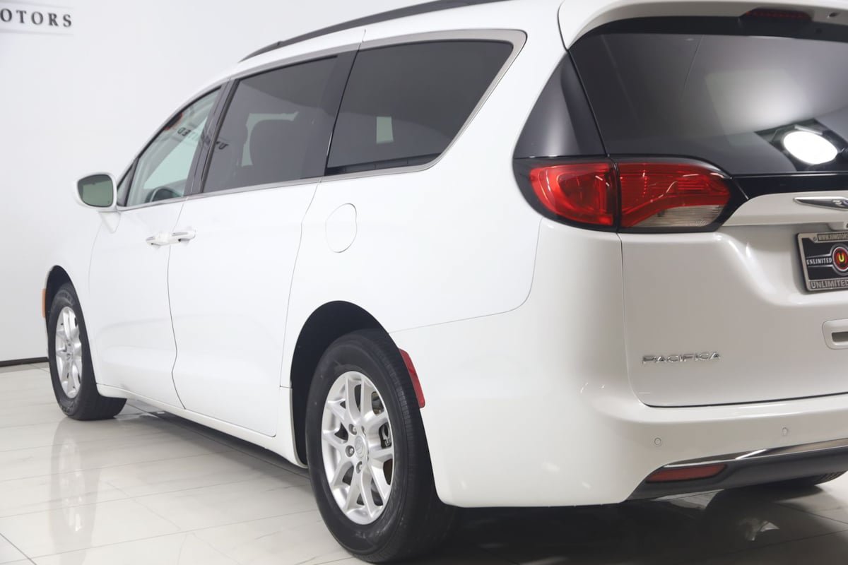 Used 2020 Chrysler Pacifica Touring FWD image 23