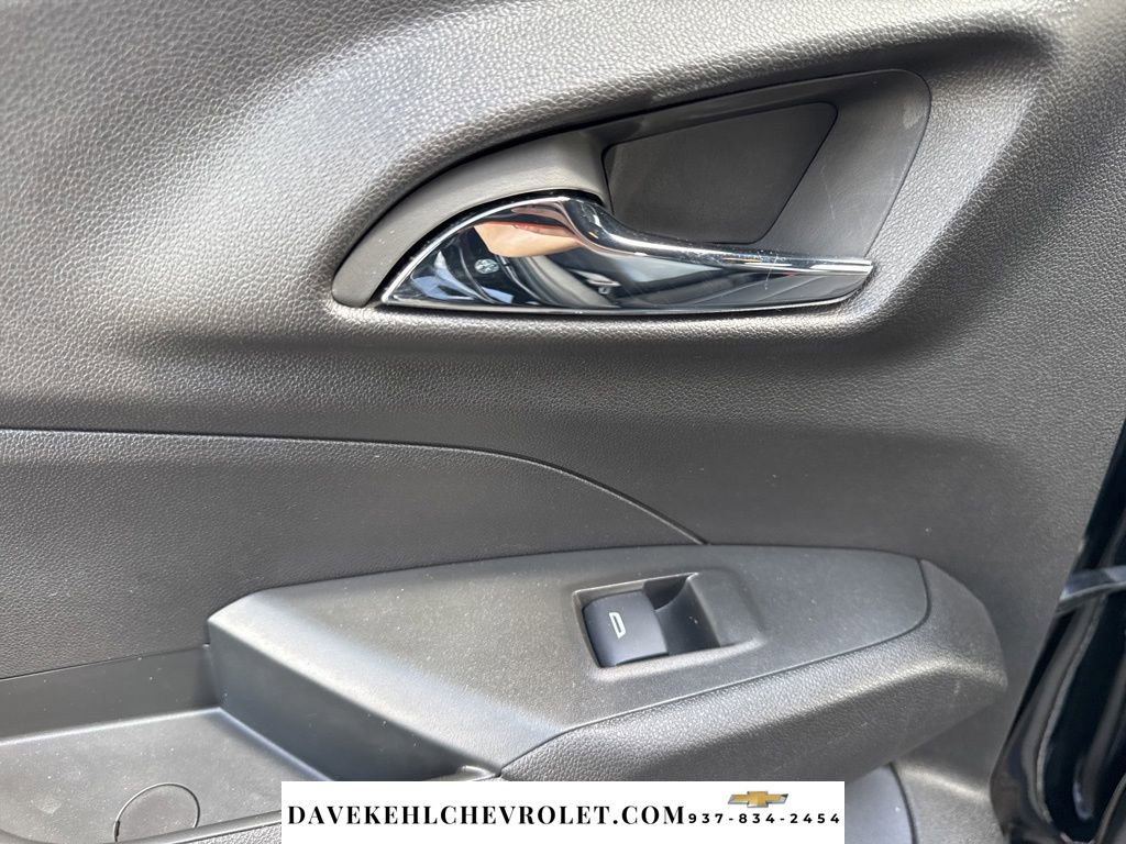 Used 2025 Chevrolet Trax RS w/ Sunroof Package FWD image 19