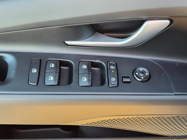 New 2026 Hyundai Elantra SE image 16