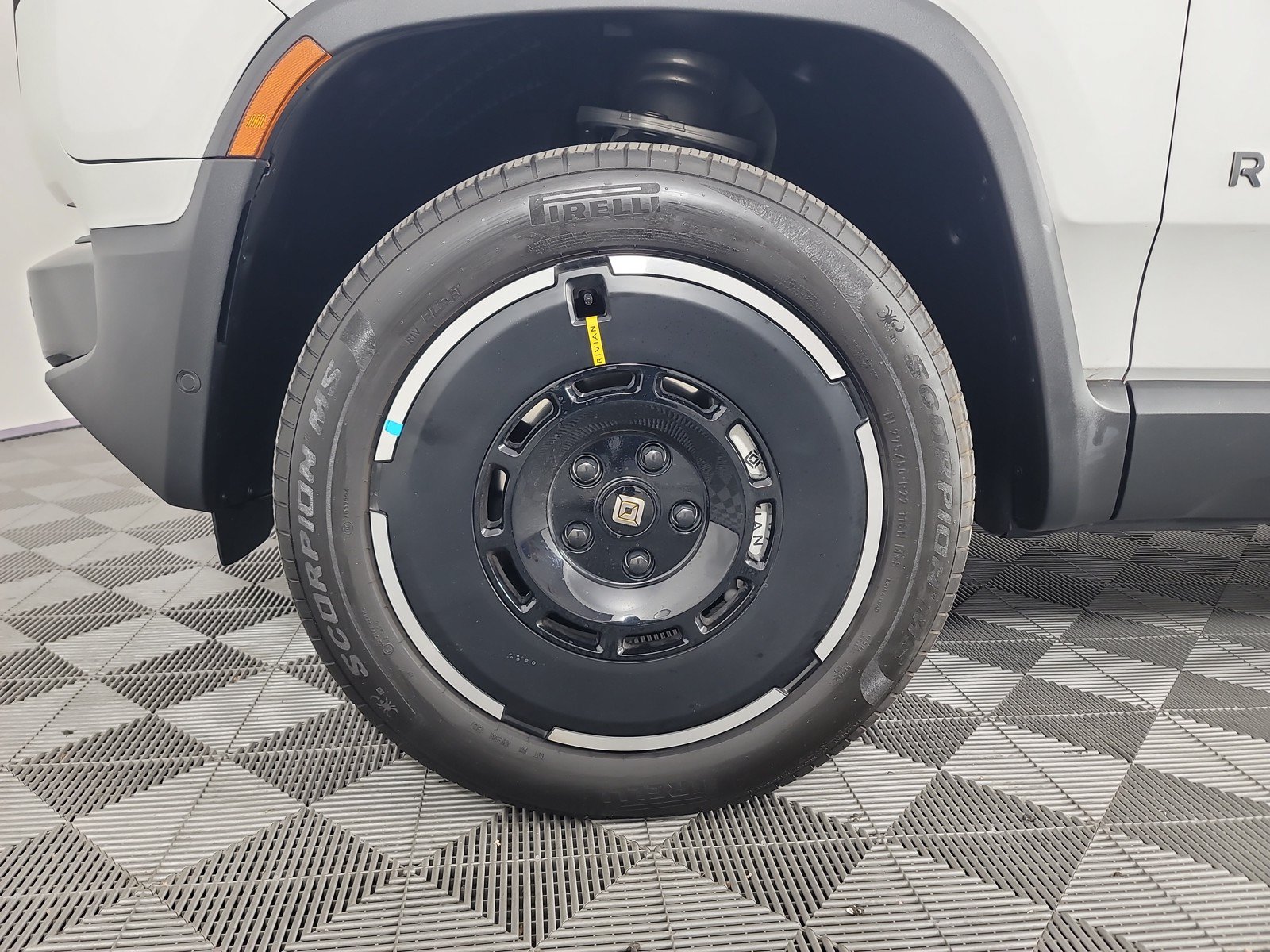 Used 2025 Rivian R1S Adventure AWD/4WD image 9