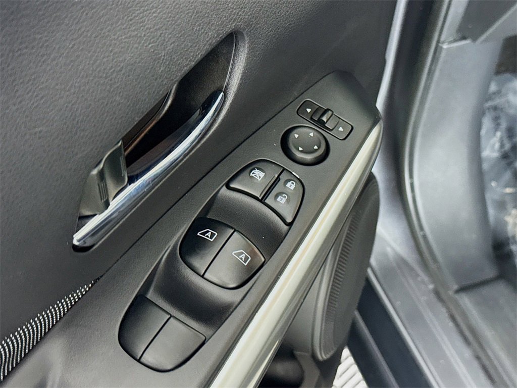 Used 2018 Nissan Kicks SV image 16