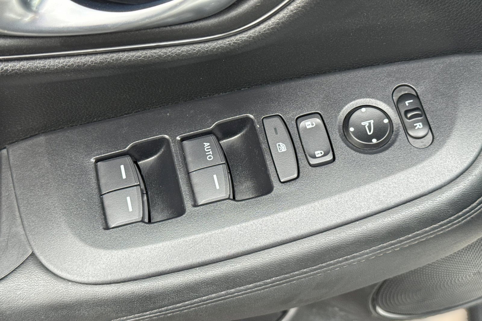 Used 2025 Honda HR-V LX image 13