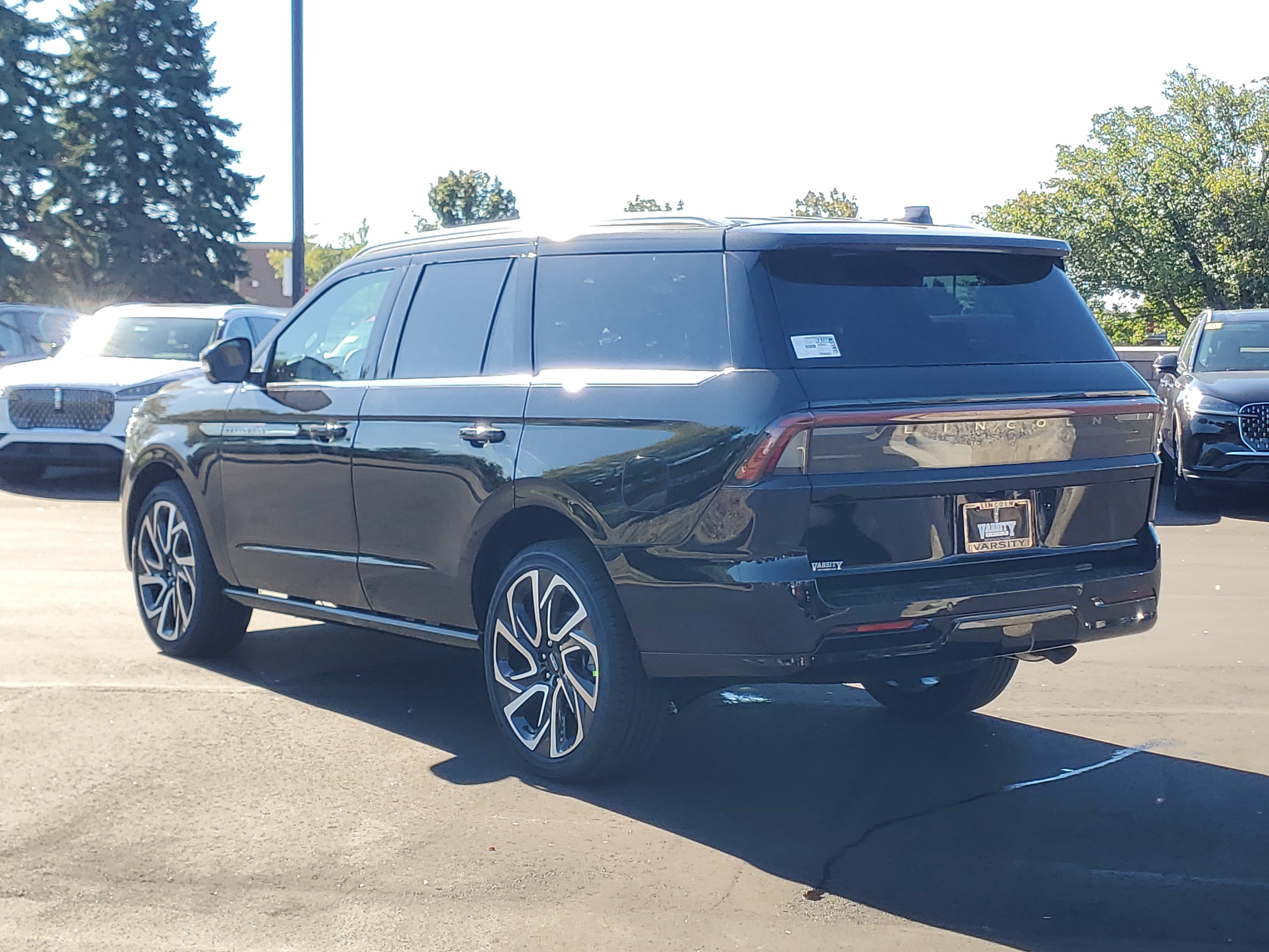 New 2027 Lincoln Navigator Reserve AWD/4WD image 3