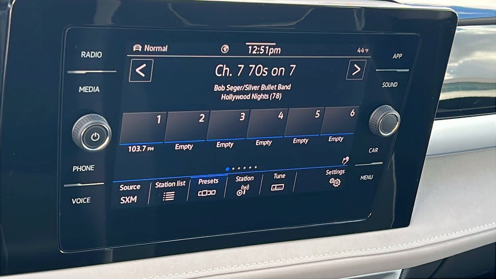 Used 2025 Volkswagen Taos SE image 15