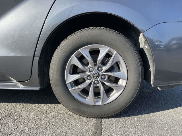 Used 2025 Toyota Sienna XLE image 9