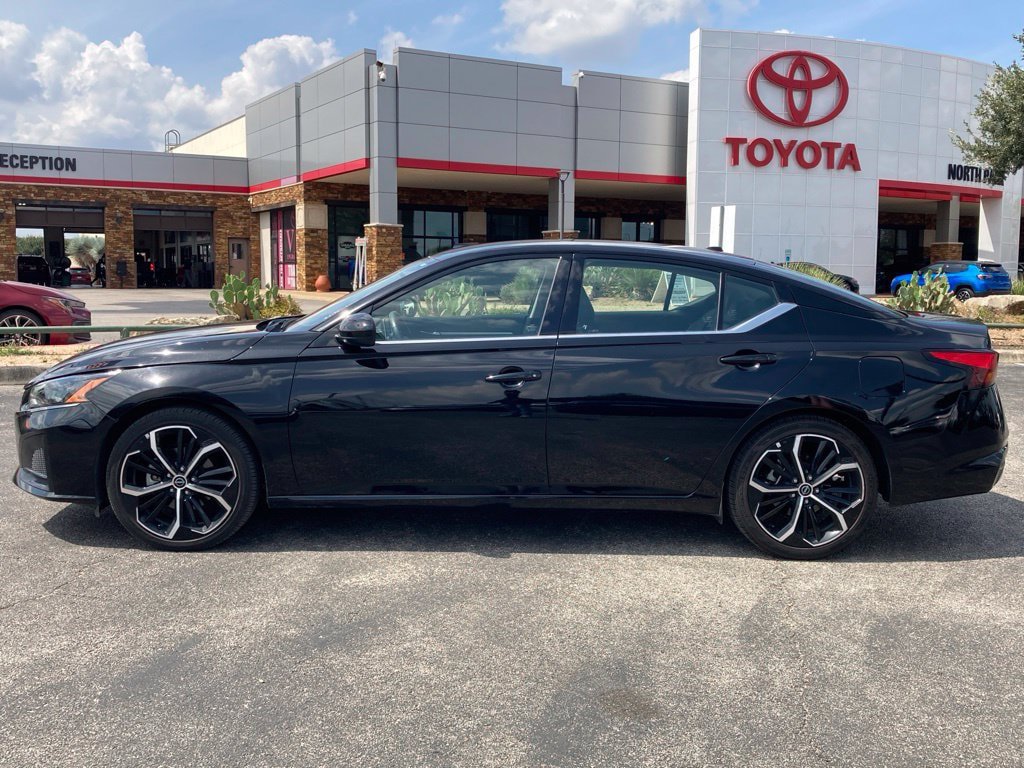 Used 2025 Nissan Altima 2.5 SR FWD image 8
