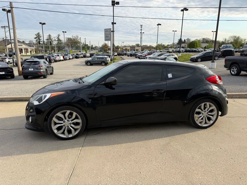 Used 2013 Hyundai Veloster w/ Style Pkg image 9