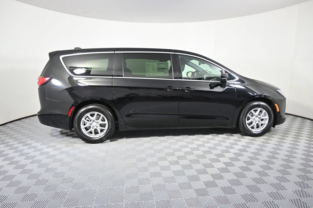 New 2027 Chrysler Pacifica Select FWD image 7