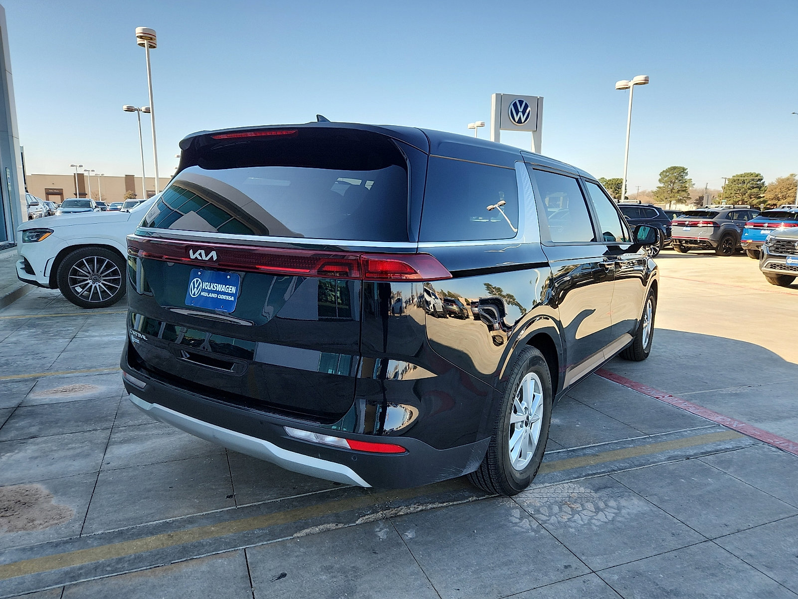 Used 2024 Kia Carnival LX image 8