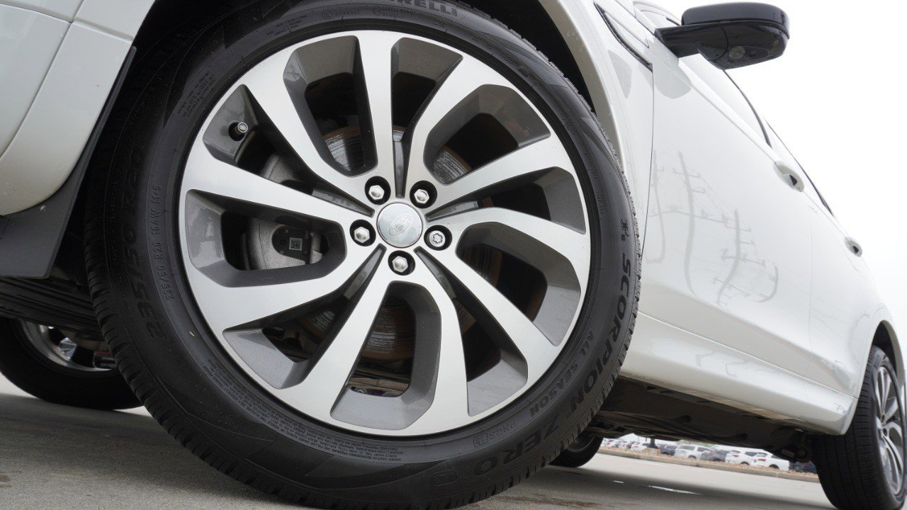 Used 2025 Land Rover Discovery Sport S image 11