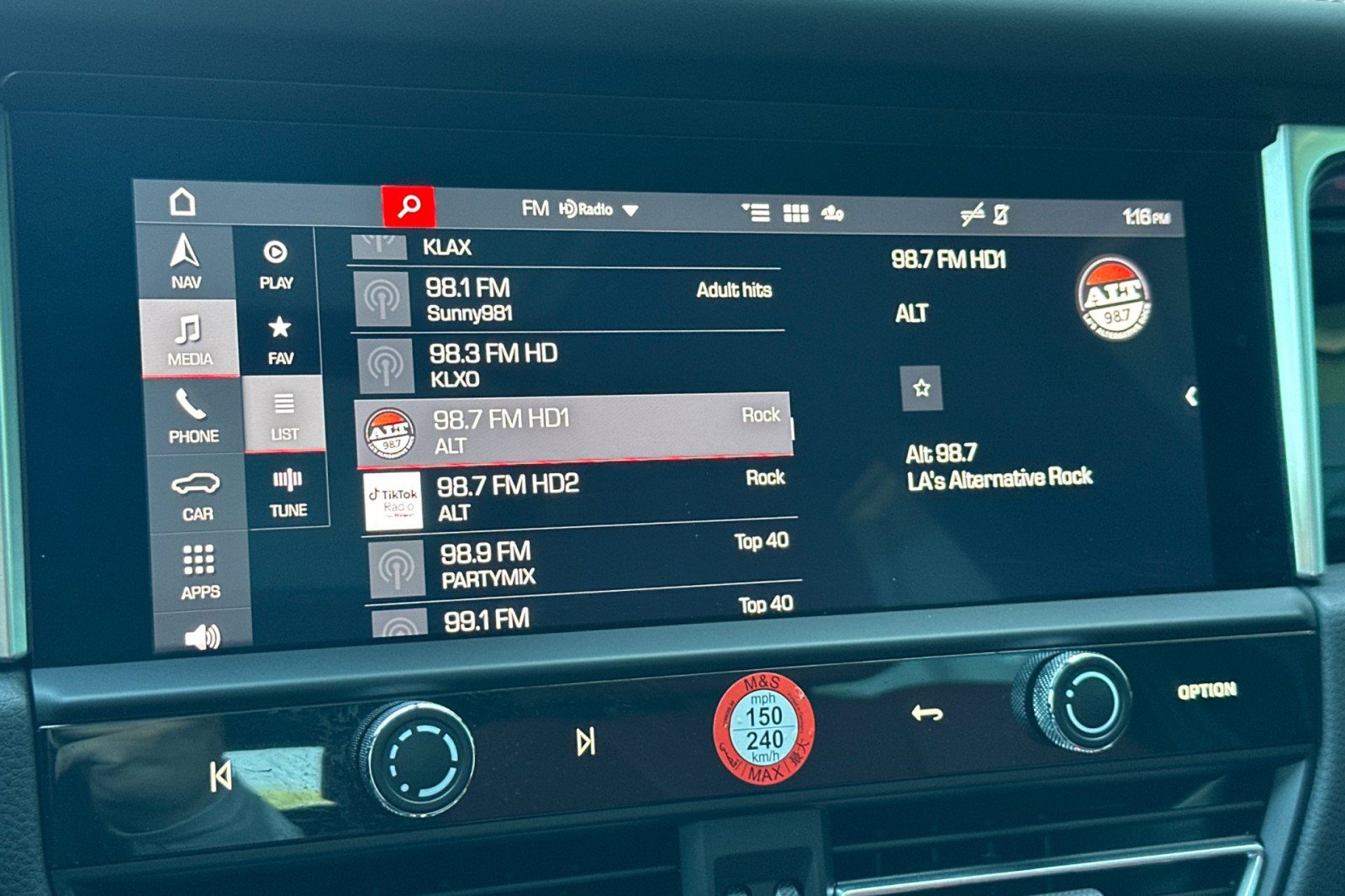 Certified 2024 Porsche Macan AWD/4WD image 18