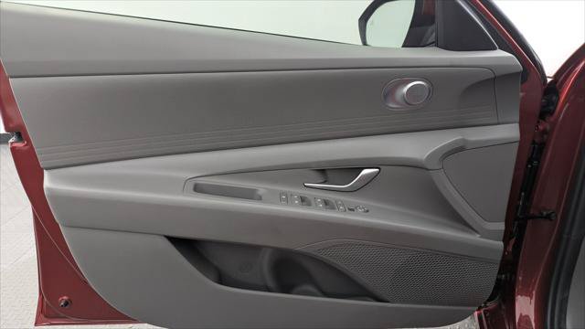 Used 2025 Hyundai Elantra SE FWD image 13