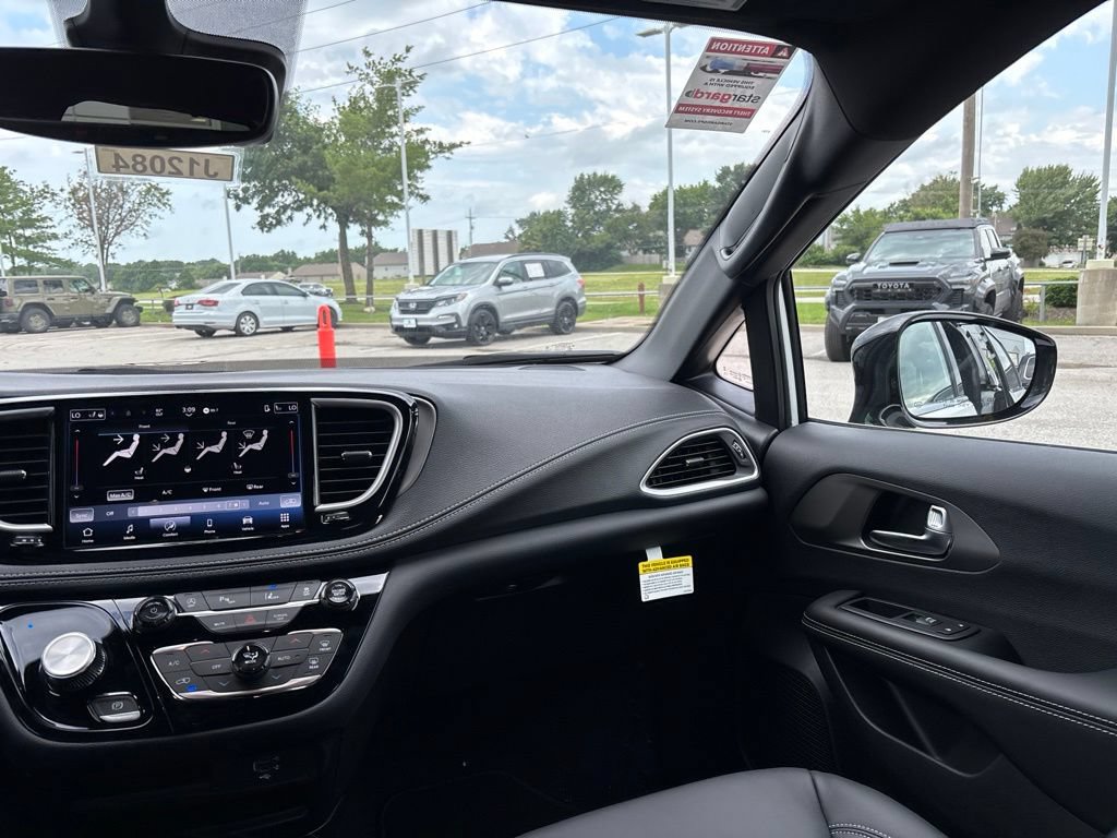 New 2027 Chrysler Pacifica Select FWD image 46