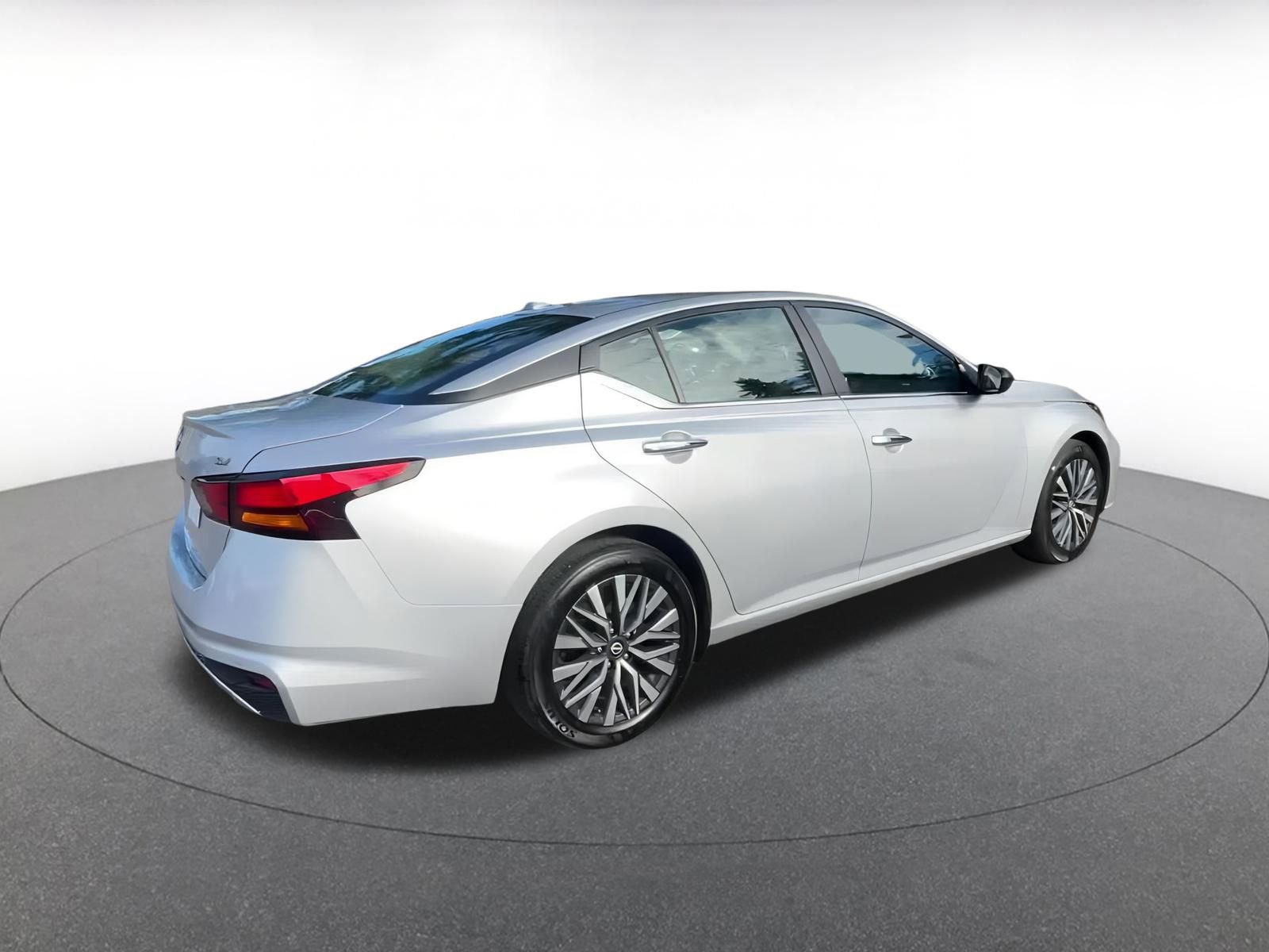 Used 2024 Nissan Altima 2.5 SV image 14