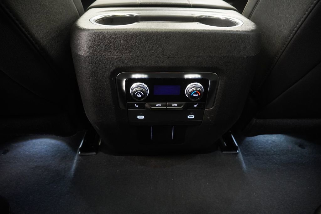 Used 2024 GMC Yukon SLT w/ SLT Premium Package AWD/4WD image 32