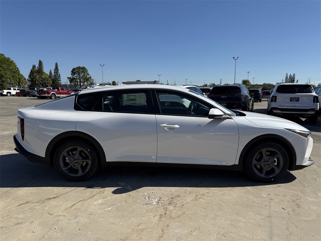 New 2025 Kia K4 LXS image 3
