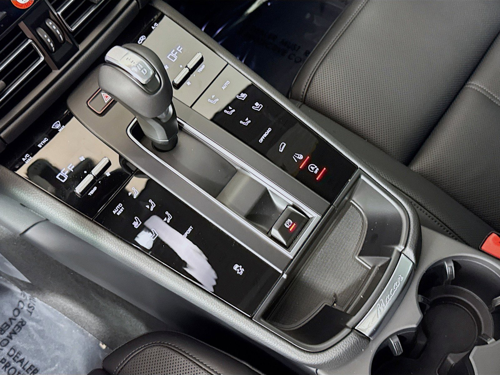 Certified 2025 Porsche Macan AWD/4WD image 19