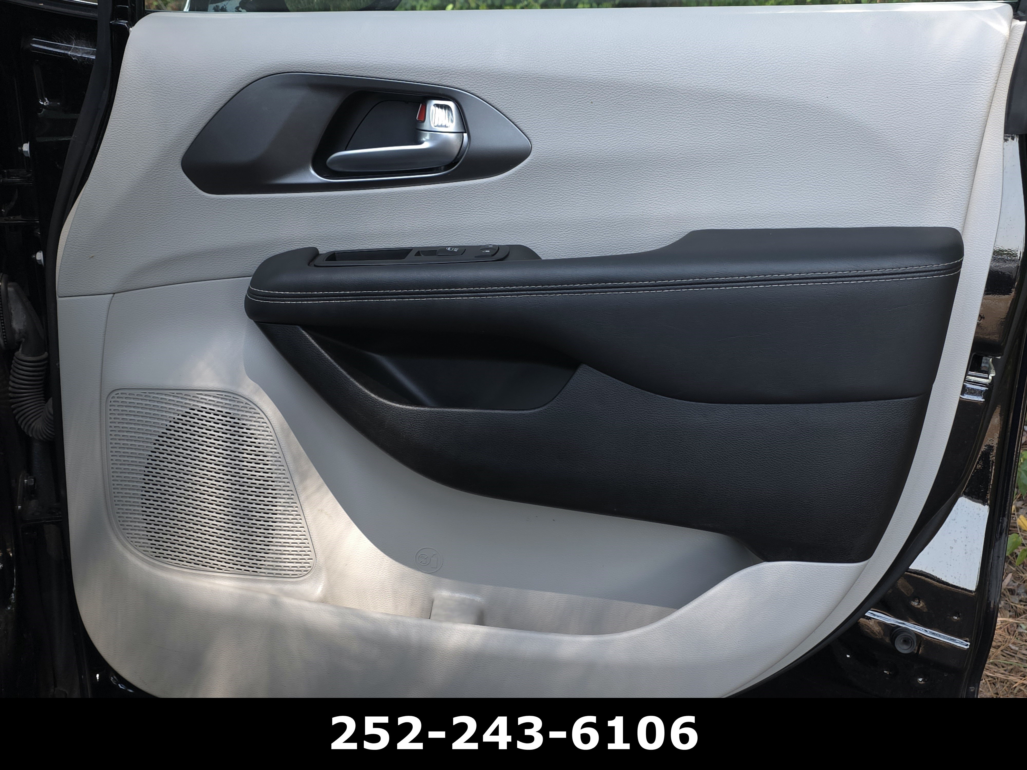 Used 2024 Chrysler Pacifica Touring-L FWD image 46
