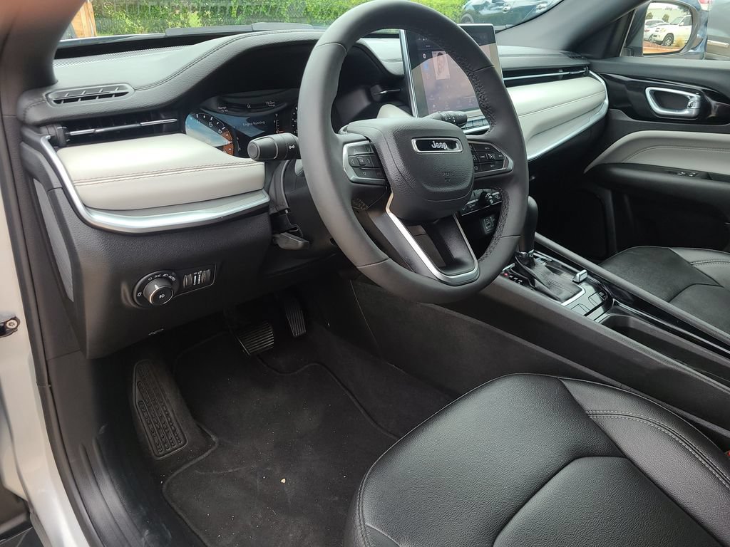 Used 2025 Jeep Compass Limited AWD/4WD image 17