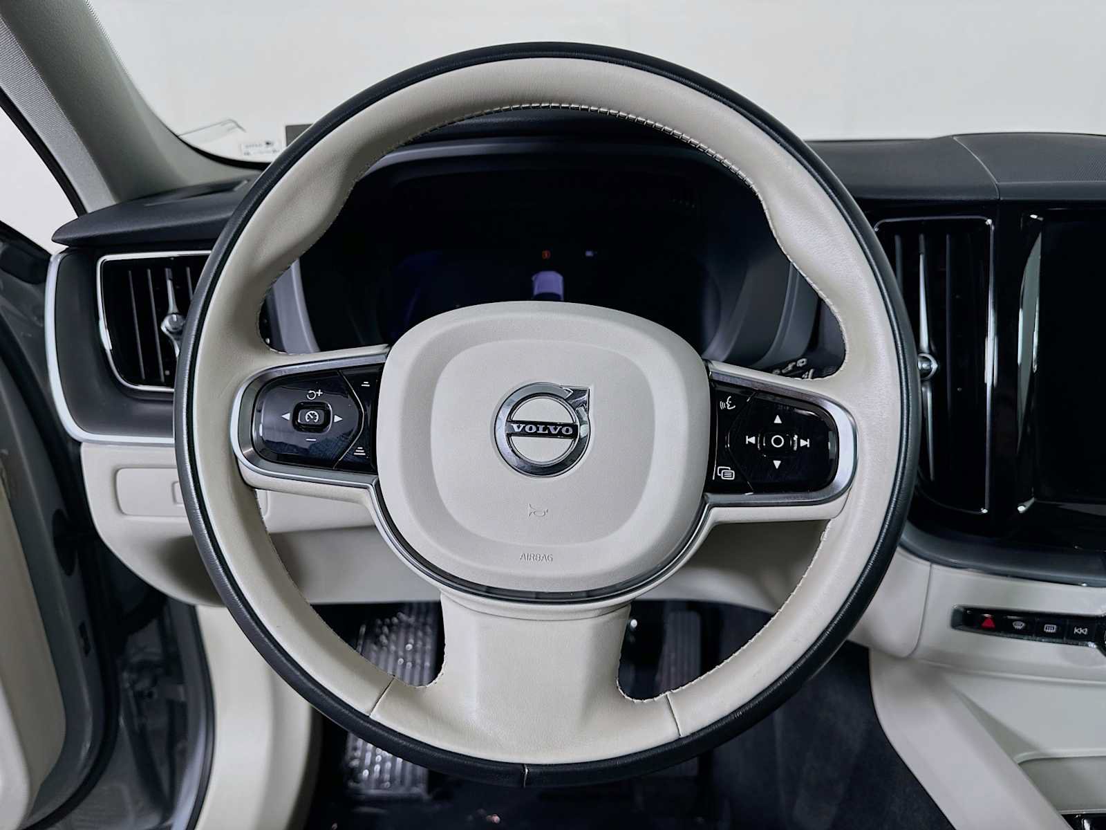 Used 2024 Volvo XC60 B5 Core w/ Climate Package AWD/4WD image 11