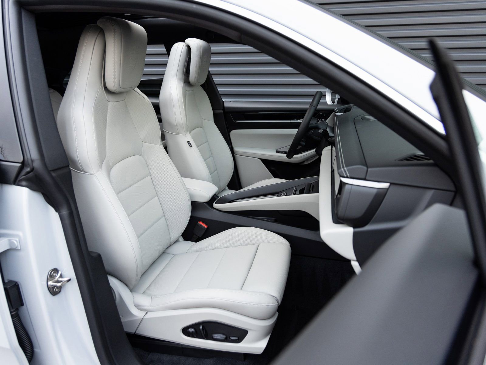 New 2025 Porsche Macan 4S Electric image 32