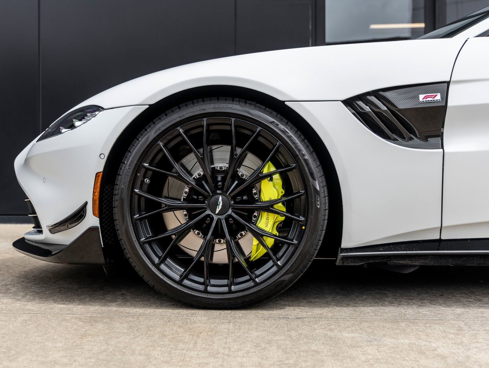 Used 2023 Aston Martin V8 Vantage Roadster RWD image 12