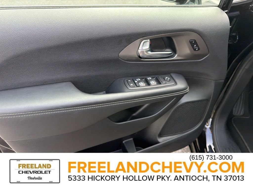 Used 2025 Chrysler Pacifica Select FWD image 20