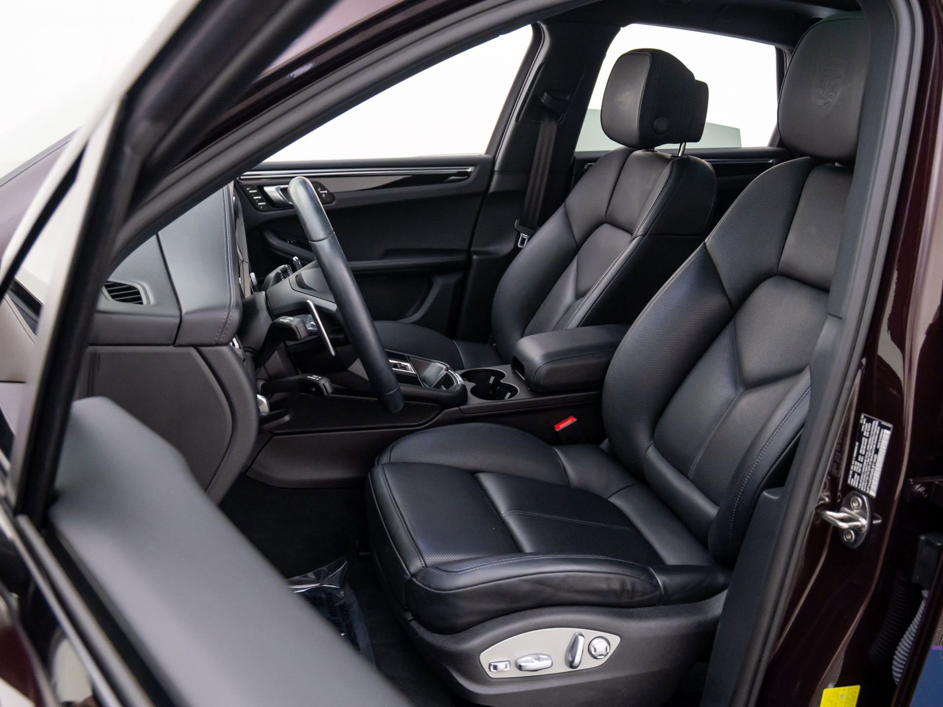 Certified 2024 Porsche Macan Turbo image 5