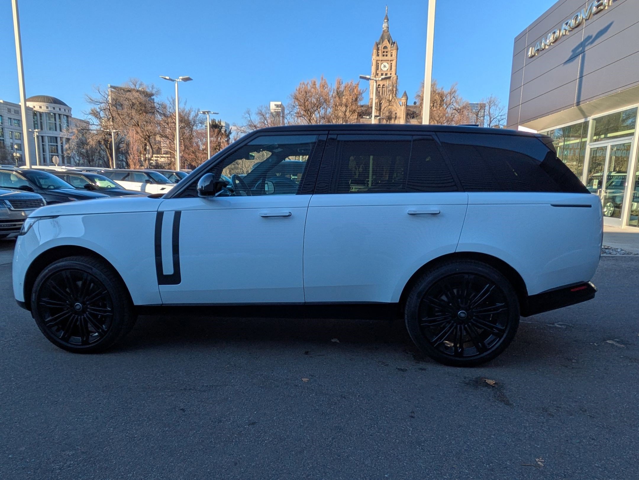 New 2025 Land Rover Range Rover SE image 2