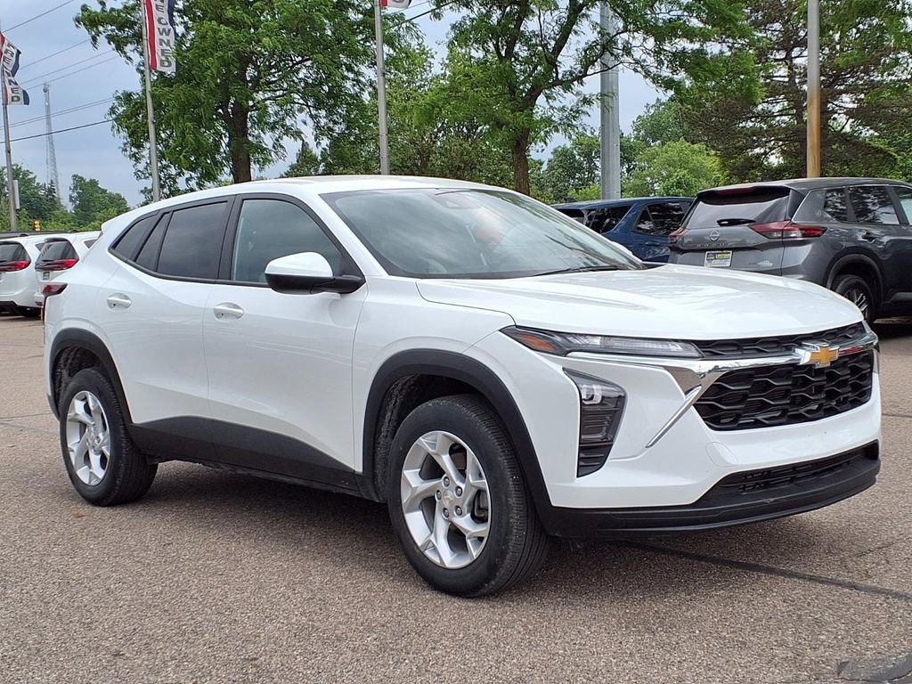 Used 2024 Chevrolet Trax LS w/ LS Convenience Package FWD image 3