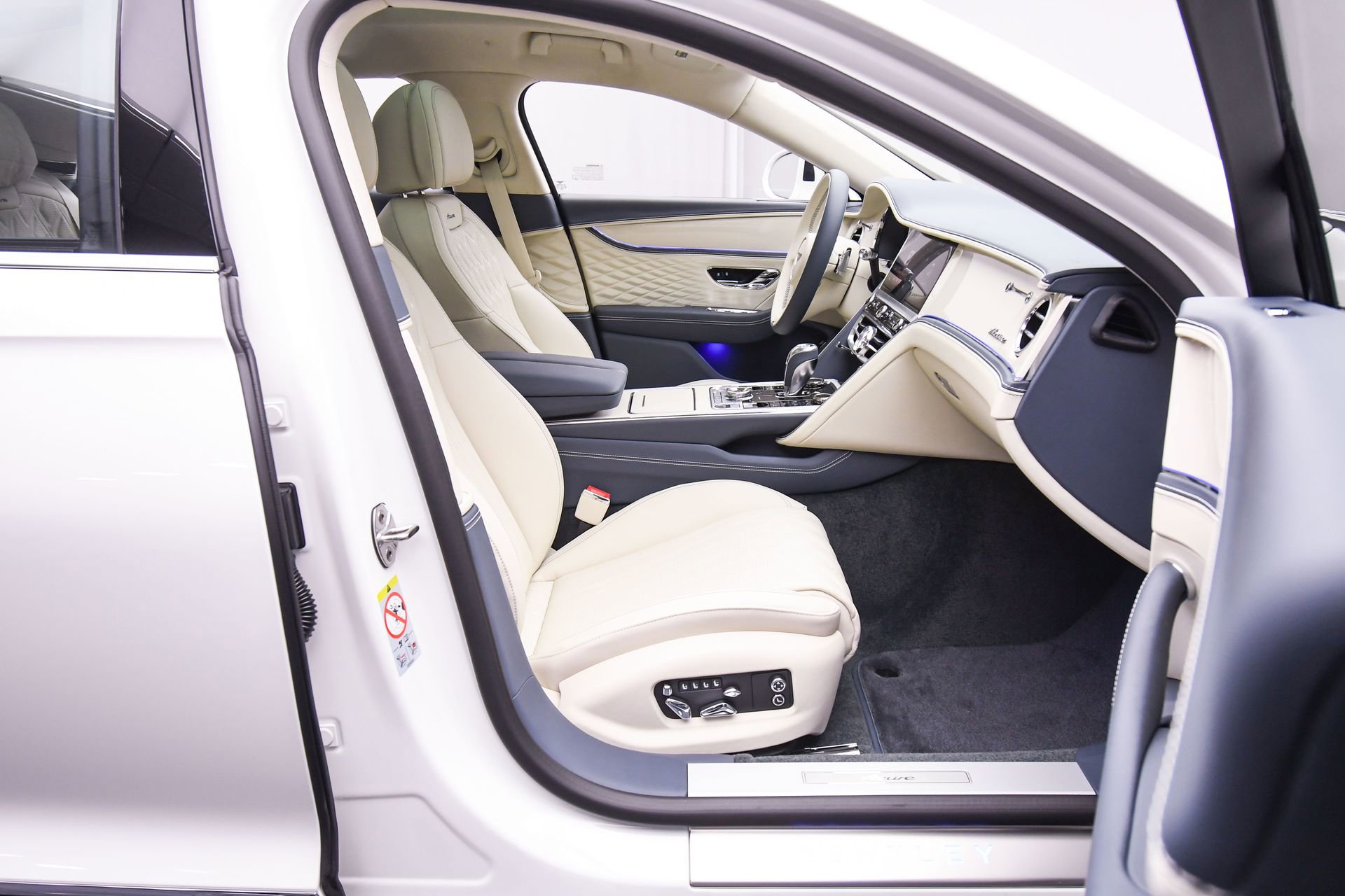 New 2026 Bentley Flying Spur Plug-In Hybrid image 44