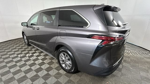 Used 2021 Toyota Sienna LE FWD image 5