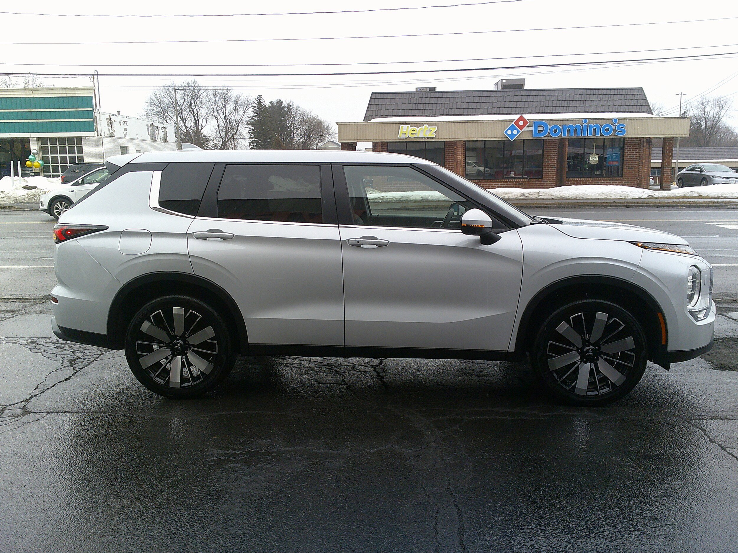 Used 2025 Mitsubishi Outlander SE image 6