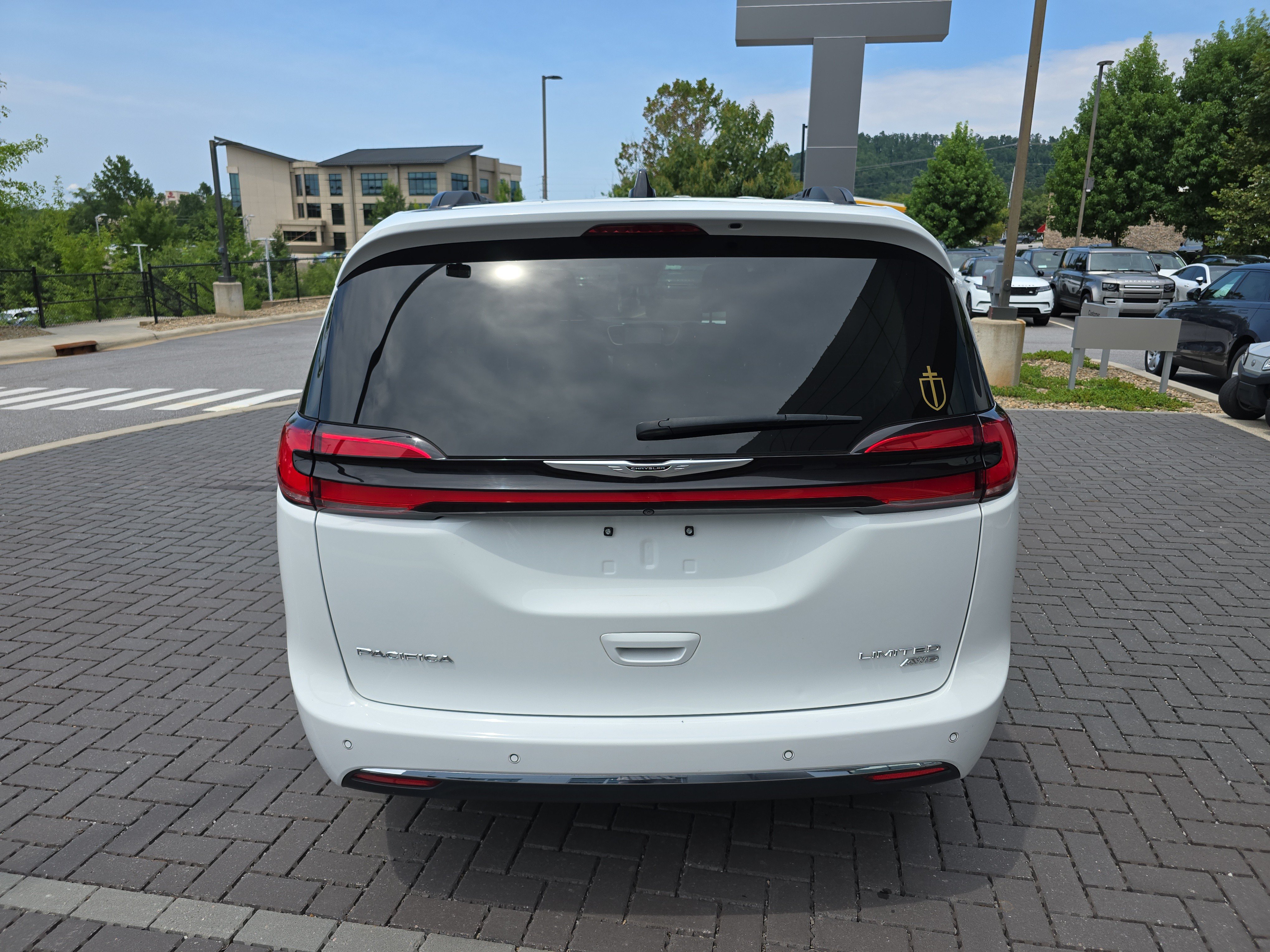 Used 2023 Chrysler Pacifica Limited w/ Uconnect Theater Family Group AWD/4WD image 6