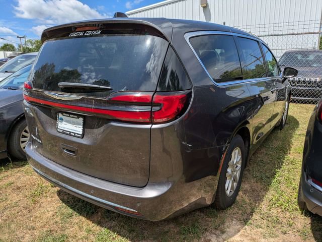 Used 2023 Chrysler Pacifica Touring-L FWD image 4