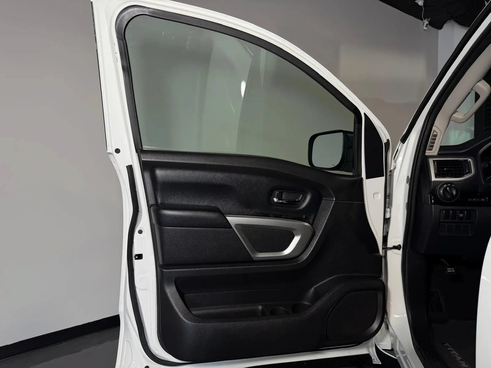 Used 2018 Nissan Titan S AWD/4WD image 21