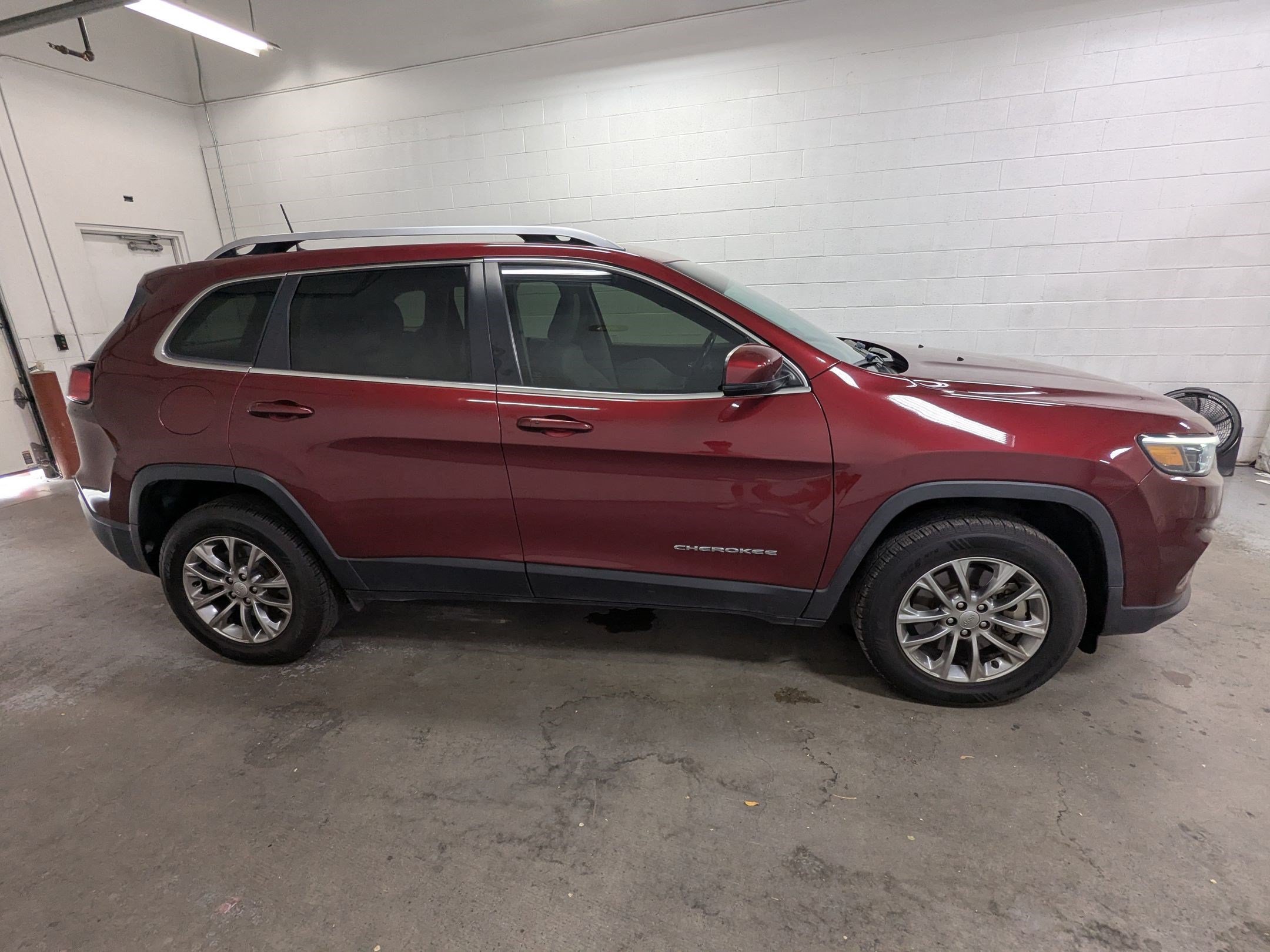 Used 2021 Jeep Cherokee Latitude Plus AWD/4WD image 3