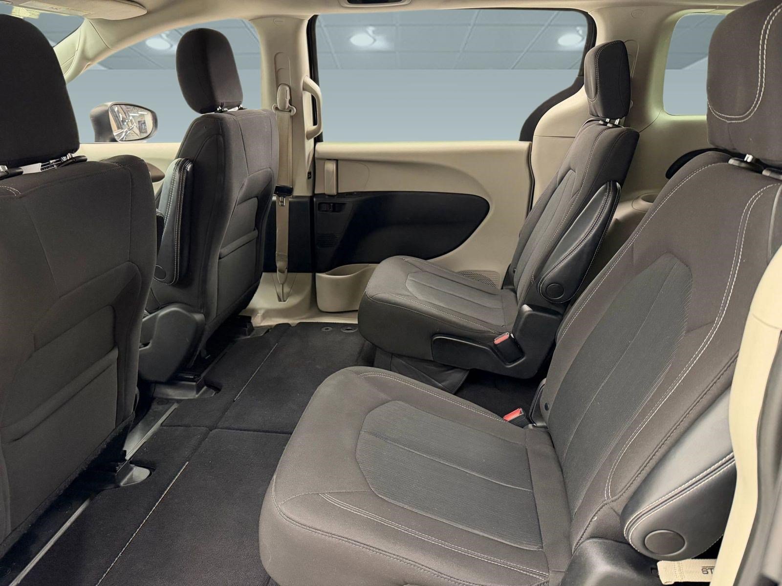 Used 2022 Chrysler Voyager LX FWD image 13