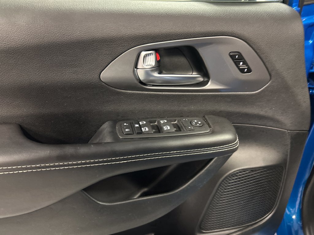 Used 2026 Chrysler Pacifica Select FWD image 14