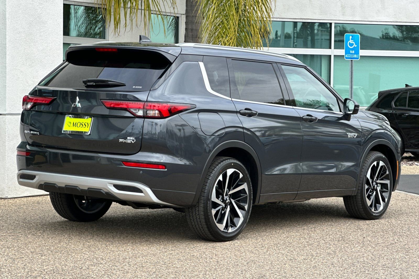 New 2025 Mitsubishi Outlander SEL image 4