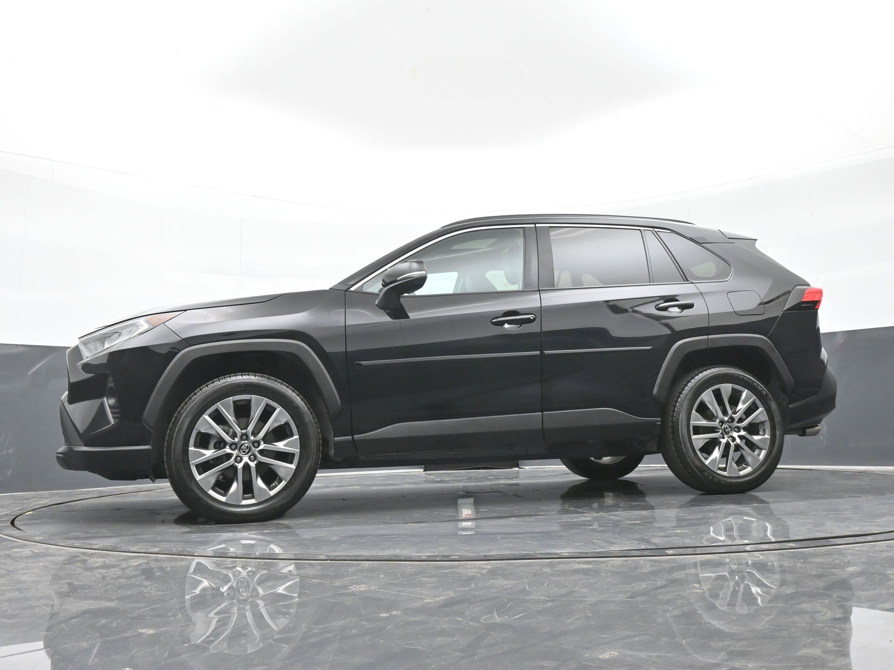 Used 2019 Toyota RAV4 XLE Premium image 41