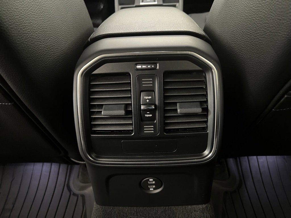 Used 2025 Porsche Macan image 25