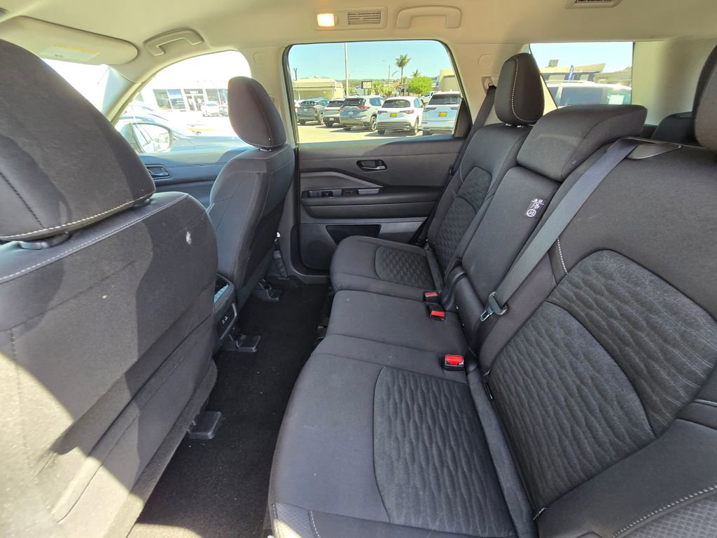 Used 2025 Nissan Pathfinder SV image 8