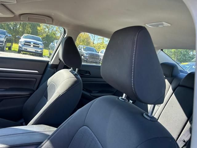 Used 2023 Nissan Altima 2.5 SV FWD image 12
