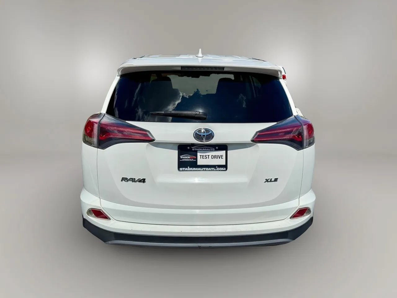Used 2018 Toyota RAV4 XLE FWD image 4