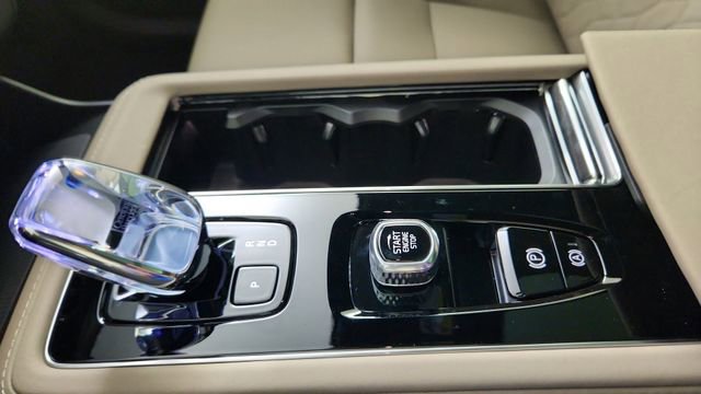 New 2026 Volvo XC90 B6 Plus w/ Protection Package Premier AWD/4WD image 17